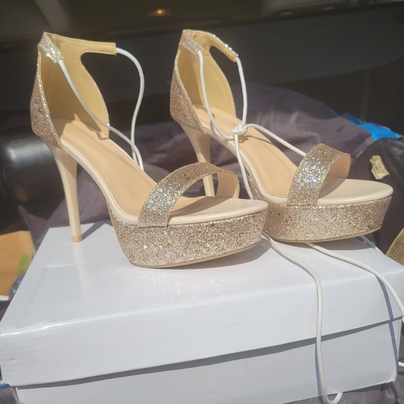 Gold glittery stilettos size 9.5 - Picture 2 of 3